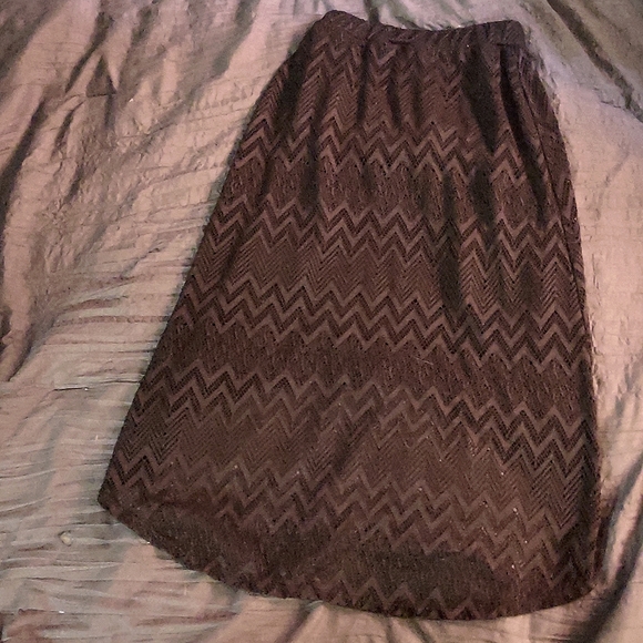 Mid length black skirt - Picture 2 of 2